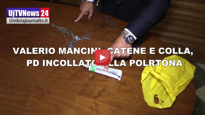 Dimissioni Marini, Mancini, con catene e adesivo incollati alla poltrona, il video