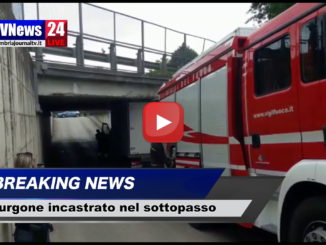 Furgone incastrato nel sottopasso di Tordandrea ad Assisi, il video