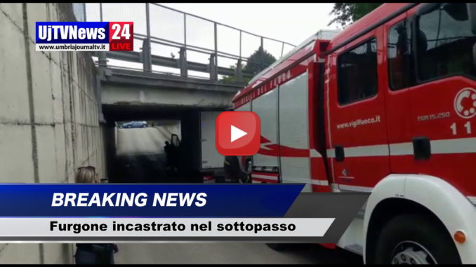 Furgone incastrato nel sottopasso di Tordandrea ad Assisi, il video
