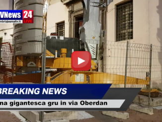 Una gigantesca gru in via Oberdan, incuriosisce i passanti