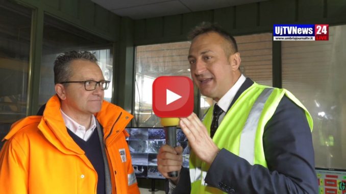 Raccolta differenziata, guardate chi spunta fuori dal cassonetto...VIDEO