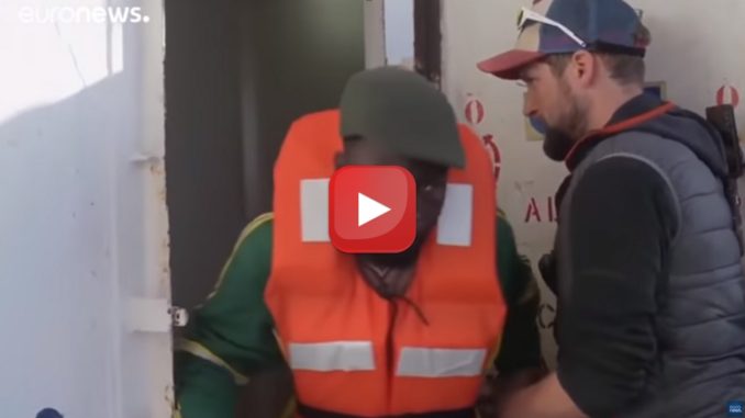 Sbarcano i 47 migranti di Sea Watch, Salvini sbotta in diretta