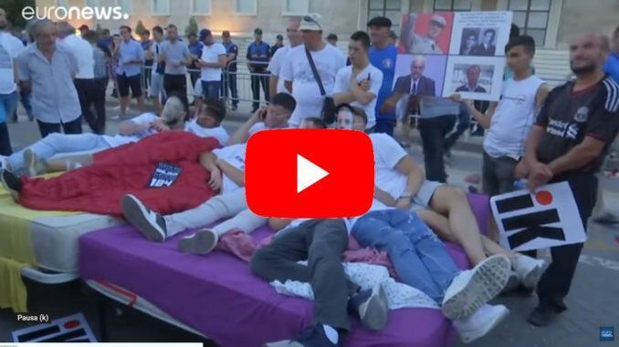 Albania vicino al collasso istituzionale. Migliaia in piazza contro Rama