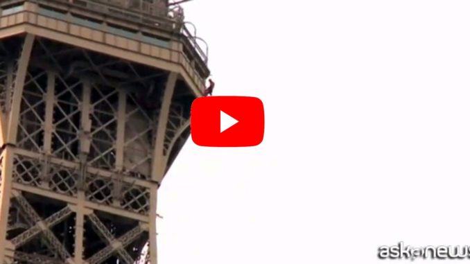 Francia, un uomo si arrampica sulla Tour Eiffel