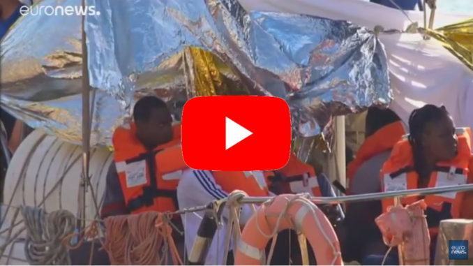 Migranti, nuovo braccio di ferro a Lampedusa, la Alex ferma sul molo