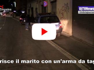 Accoltella il marito nel sonno e poi si ferisce a un braccio