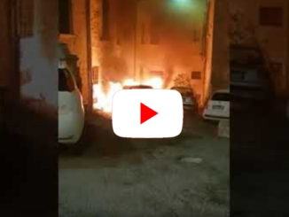 Incendio nella notte, auto in fiamme in centro a Perugia, il video dello scoppio