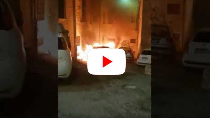 Incendio nella notte, auto in fiamme in centro a Perugia, il video dello scoppio