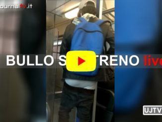 Il bullo sul treno si perde il calzoni, ma non la bottiglia di vino |Video