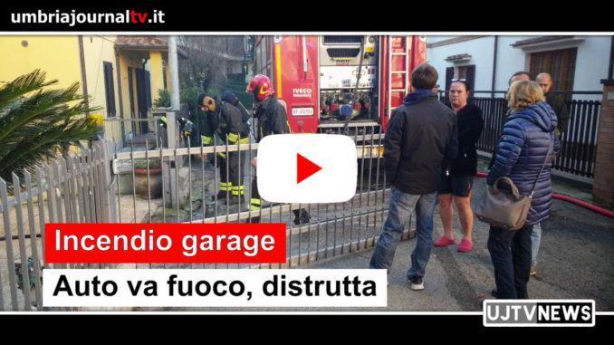 Incendio garage a Ponte san Giovanni, auto in fiamme, distrutta