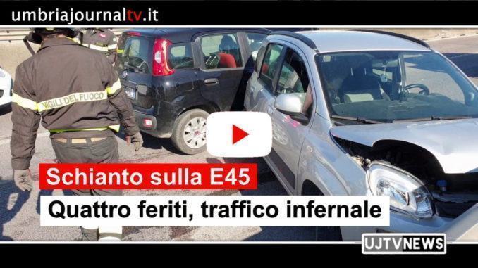 Auto pirata investe moto a Collestrada, schianto tra due auto, 4 feriti