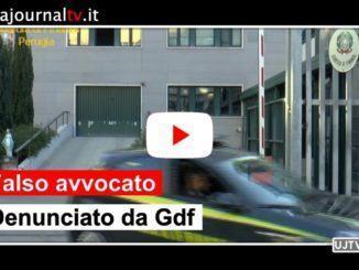 Difende clienti in tribunale facendo credere di essere un avvocato