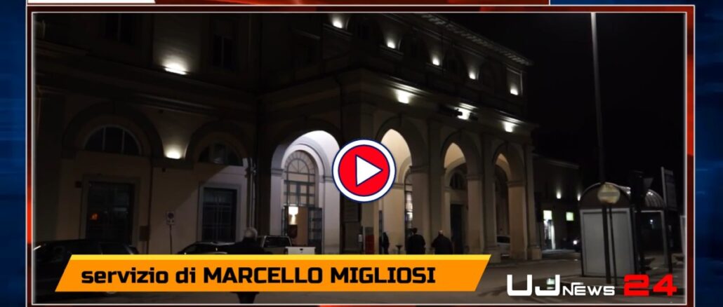 Vuole salire sul treno senza biglietto e colpisce capotreno, arrestato
