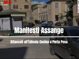 Manifesti Assange attaccati all'Edicola Cucina a Porta Pesa