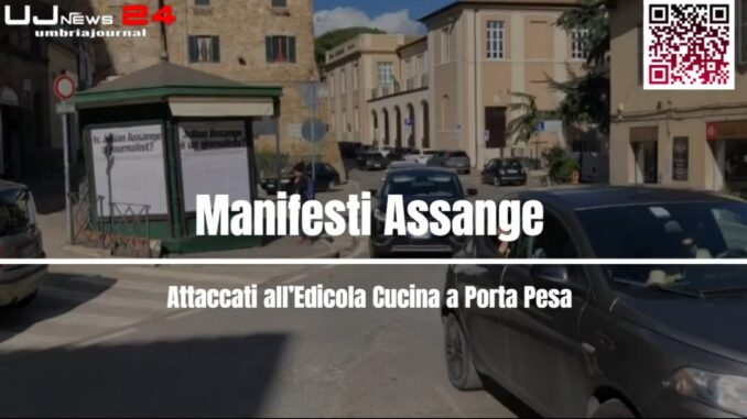 Manifesti Assange attaccati all'Edicola Cucina a Porta Pesa