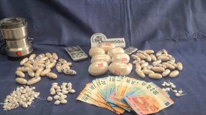 Oltre 100 ovuli di droga, arrestati due uomini e una donna