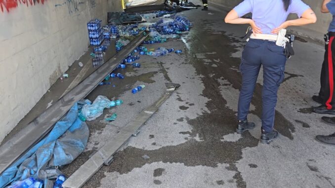 Camion incastrato nel sottopasso di Via Bulgaria a Bastia Umbra