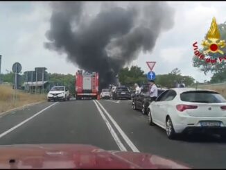 Vigili del fuoco di Terni intervengono per spegnere le fiamme