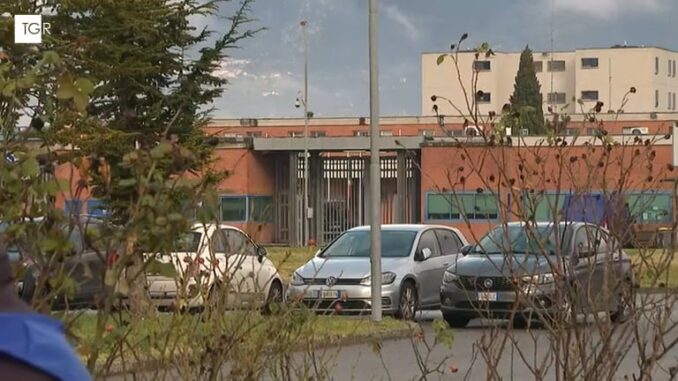 Sindacati della polizia penitenziaria in protesta davanti carcere Terni
