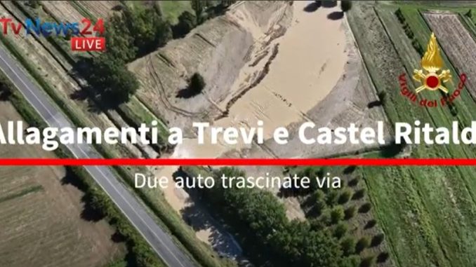 Allagamenti a Trevi e Castel Ritaldi, due auto trascinate via, Vigili del fuoco al lavoro