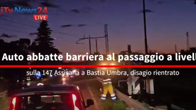 Auto abbatte sbarra al passaggio a livello sulla 147 Assisana, disagio rientrato