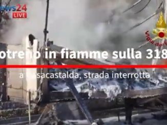 Autotreno in fiamme sulla 318 var a Casacastalda, strada interrotta