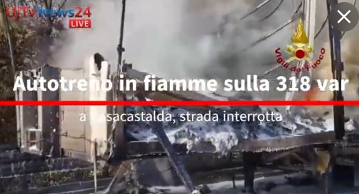 Autotreno in fiamme sulla 318 var a Casacastalda, strada interrotta