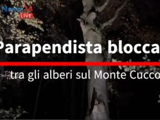 Parapendista bloccato tra gli alberi sul Monte Cucco