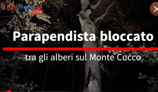 Parapendista bloccato tra gli alberi sul Monte Cucco