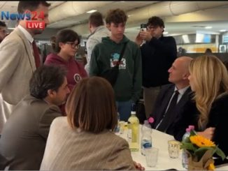 Studenti in cucina alla mensa Pascoli per “Da leccarsi i baffi”