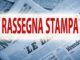 Quattro anni dopo l’invasione russa, il conflitto in Ucraina domina le aperture dei principali quotidiani nazionali, insieme al confronto politico sulla riforma della giustizia e alle polemiche sul decreto sicurezza. Il quadro che emerge dalla rassegna stampa del 25 febbraio 2026 restituisce un Paese attraversato da divisioni interne mentre sul piano internazionale prosegue l’incertezza. L’Unità titola sulla vicenda dell’omicidio che ha coinvolto un agente di polizia, sottolineando il cambio di prospettiva nel dibattito pubblico e politico e riportando la richiesta di scuse nei confronti di Mansur. In prima pagina anche l’anniversario della guerra in Ucraina e il referendum sulla separazione delle carriere, con un’analisi critica delle posizioni contrapposte. Spazio inoltre alla musica e alla tutela dei cantautori, con attenzione al Festival di Sanremo. Sulla stessa linea il richiamo alla guerra da parte de La Stampa, che evidenzia le tensioni tra governo italiano e alleati europei, il ruolo della premier e il nodo degli aiuti internazionali. Il quotidiano affronta anche il tema della riforma costituzionale legata alla separazione delle carriere tra giudici e pubblici ministeri, oggetto di referendum, e dedica ampio spazio alla prima serata del Festival. Il confronto sulla giustizia è centrale anche su Il Dubbio, che mette in evidenza lo scontro tra politica e magistratura, con l’Associazione nazionale magistrati schierata contro la riforma. Il quotidiano sottolinea i timori legati a un conflitto tra poteri dello Stato e le ripercussioni sul sistema istituzionale. Di taglio diverso l’apertura di Libero, che rilancia uno scoop sui centri per migranti in Albania, definiti operativi e già prossimi alla capienza massima. Il giornale collega il tema alla gestione dei flussi migratori e alle polemiche dell’opposizione. Ampio spazio anche alle tensioni interne alla magistratura e alle ricadute politiche del referendum. Il nodo sicurezza torna nelle pagine de Il Manifesto, che ricorda la condanna a 12 anni per l’ex assessore leghista di Voghera Adriatici, responsabile dell’uccisione di un senzatetto nel 2021, e richiama le modifiche introdotte dal decreto sicurezza. Il quotidiano lega il caso alle più ampie dinamiche politiche e alla discussione sulle garanzie costituzionali. La dimensione internazionale domina anche su Il Messaggero, che ribadisce il sostegno europeo a Volodymyr Zelensky e riporta le dichiarazioni delle istituzioni comunitarie sugli aiuti finanziari. Accanto alla guerra, spazio alla candidatura di Roma per le Olimpiadi 2040 e alle vicende di cronaca nella Capitale. Avvenire insiste sulla necessità di una soluzione diplomatica e sulla mobilitazione pacifista, evidenziando il ruolo della società civile e delle comunità religiose nel promuovere il dialogo. Sul fronte economico, diversi quotidiani segnalano l’avvio degli sconti fiscali sugli aumenti contrattuali per il triennio 2024-2026, con aliquota agevolata al 5% per i redditi fino a 33 mila euro e tassazione al 15% per maggiorazioni legate a turni e festivi. La misura coinvolge circa quattro milioni di lavoratori del settore privato. Nei giornali locali umbri, tra cui Corriere dell’Umbria, La Nazione Umbria e Il Messaggero Umbria, trovano spazio il maxi concorso per 122 operatori sociosanitari, episodi di cronaca a Todi e Gubbio, le operazioni antidroga a Foligno e le prospettive sportive di Ternana e Perugia. Una panoramica che intreccia temi globali e questioni territoriali, delineando una giornata segnata da guerra, riforme e sicurezza.